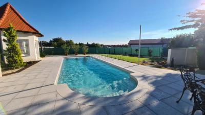 Bazén Compass Pools JAVA 101 - 10 m - keramický bazén