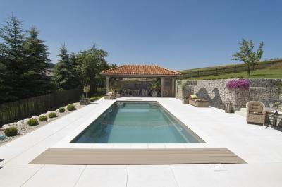 Bazén Compass Pools XL-TRAINER 110 - 11 m, šikmé dno - keramický bazén