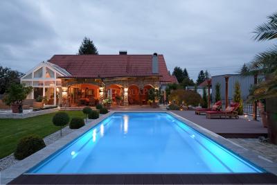 Bazén Compass Pools XXL-TRAINER 133 - 13 m, rovné dno - keramický bazén