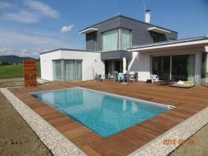 Schwimmbecken