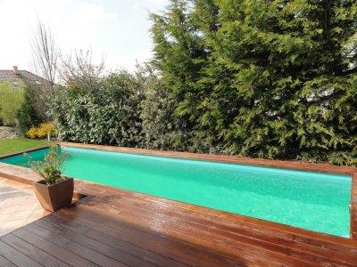 Bio-Schwimmbad mit Terrassendielen aus Holz