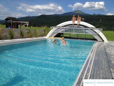 Medence a klórmentes AquaDiamante vízkezeléssel.