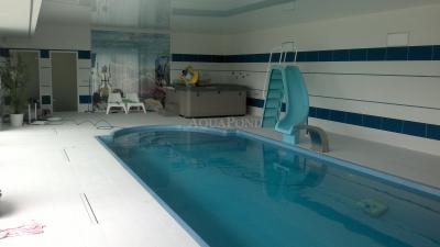 Beltéri medence AquaDiamante klórmentes vizkezeléssel