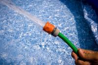 Napełnianie basenu wężem