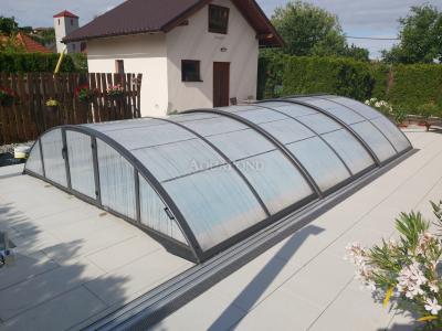 Acoperișul AZURE KOMPAKT pentru piscina Compasspools Briliant 66, dimensiunea interioară a acoperirii: 3,75 m x 7,0 m