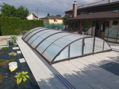 Acoperișul AZURE KOMPAKT pentru piscina Compasspools Briliant 66, dimensiunea interioară a acoperirii: 3,75 m x 7,0 m