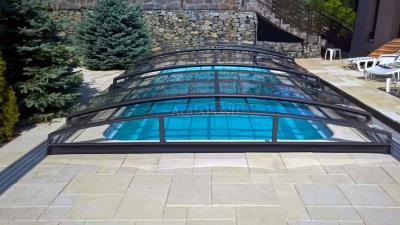 Acoperișul AZURE ANGLE pentru piscina Compasspools Classic 63, dimensiunea interioară a acoperirii: 3,25 m x 6,45 m