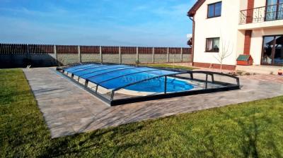 Acoperișul AZURE ANGLE pentru piscina Compasspools Classic 63, dimensiunea interioară a acoperirii: 3,25 m x 6,45 m