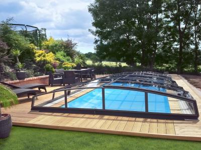 Acoperișul AZURE ANGLE pentru piscina Compasspools Classic 63, dimensiunea interioară a acoperirii: 3,25 m x 6,45 m