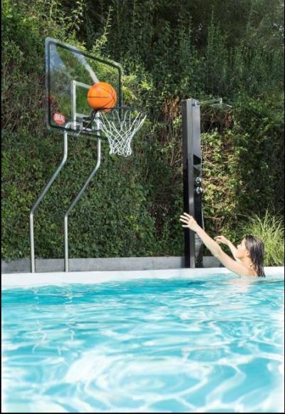 basketbalový kôš ku bazénu